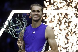 Alexander Zverev tout sourire avec le trophée du tournoi parisien KEYSTONE/EPA/YOAN VALAT
